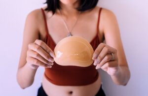Nicht nur bei Brustimplantaten, sondern auch bei Menstruationstassen gibt es hochwertiges und minderwertiges Silikon. Foto: gballgiggs via Twenty20